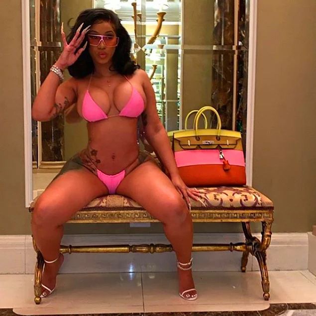 Rapçi Cardi B sosyal medyadan yanlışlıkla çıplak fotoğrafını paylaştı! 6
