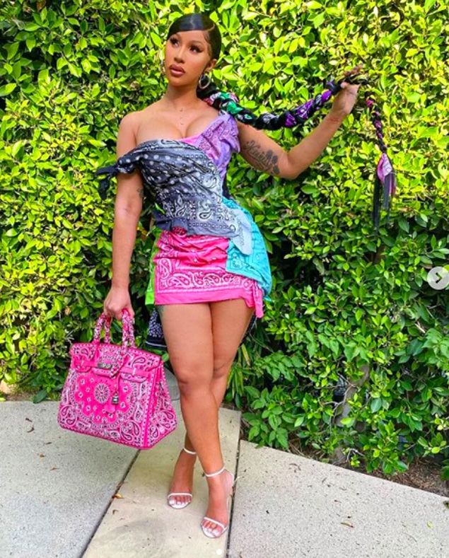 Rapçi Cardi B sosyal medyadan yanlışlıkla çıplak fotoğrafını paylaştı! 7