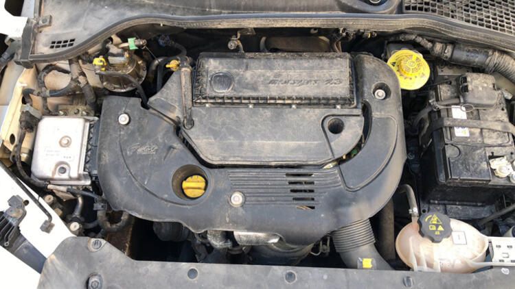 Farklı günlerde seyir halindeki otomobilin kaputundan çıkan yılan, otomobilin içinde bulunamıyor! 5