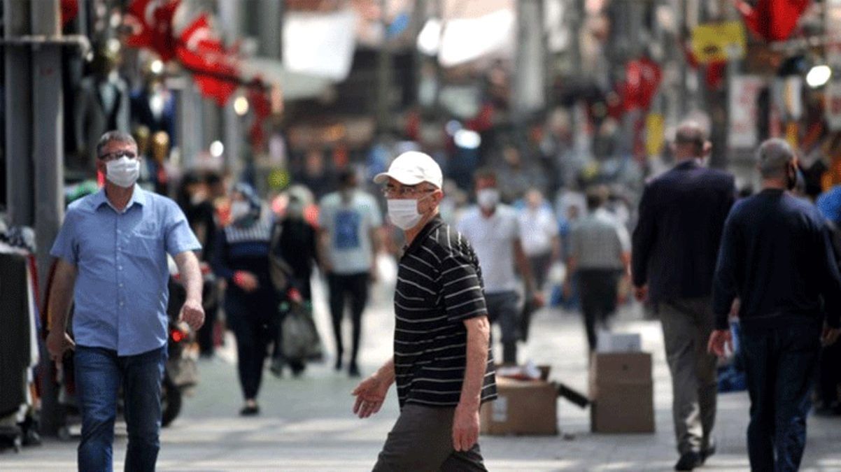 İngiliz proseför, maskesiz ve sosyal mesafesiz hayat için 2021 yazını işaret etti! 2
