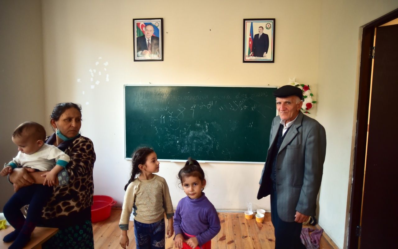 Genci yaşlısı herkes okullarda yaşıyor 15