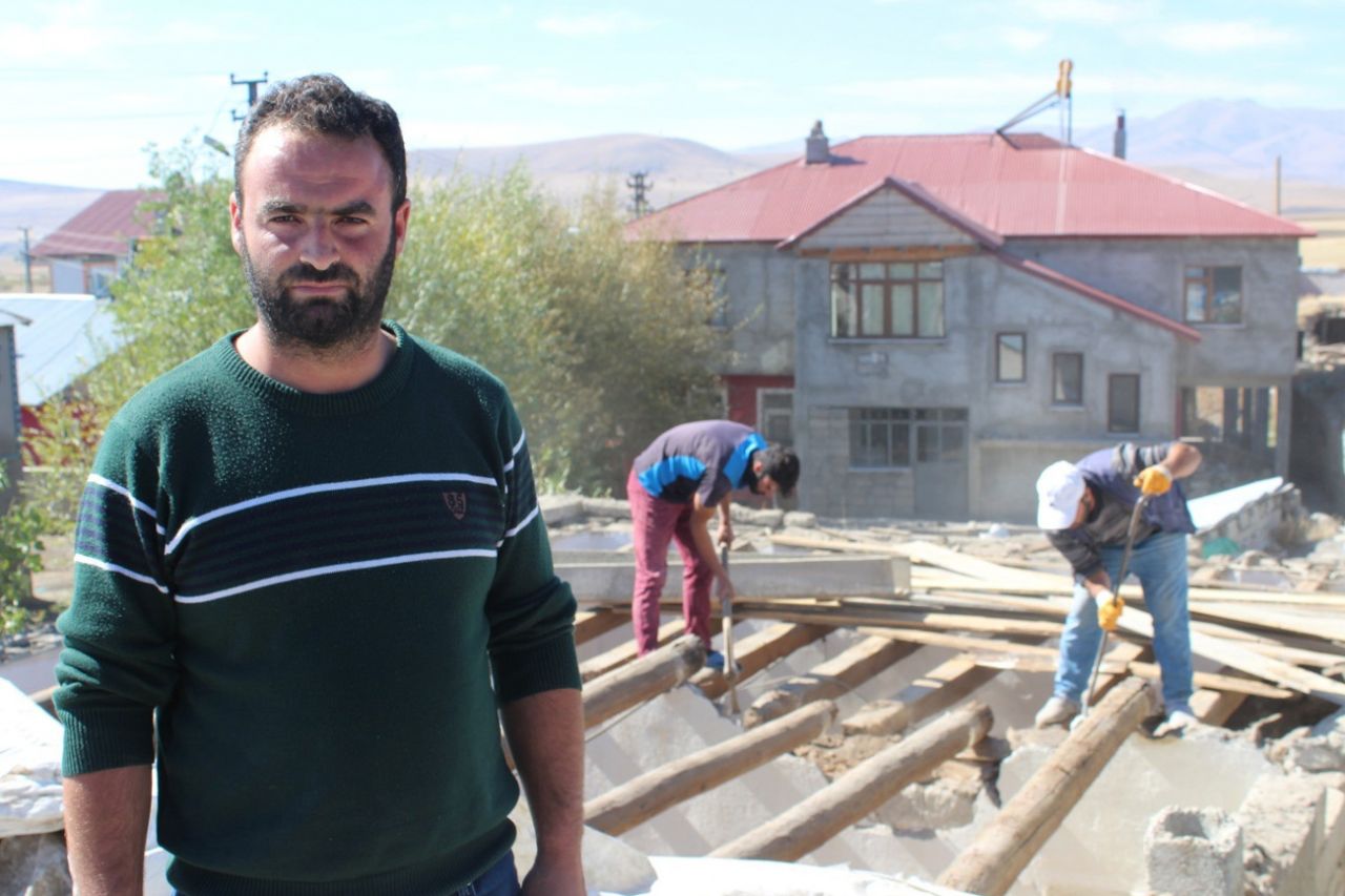 Evine yılanların yuva yaptığını iddia eden vatandaş yardım bekliyor! 2