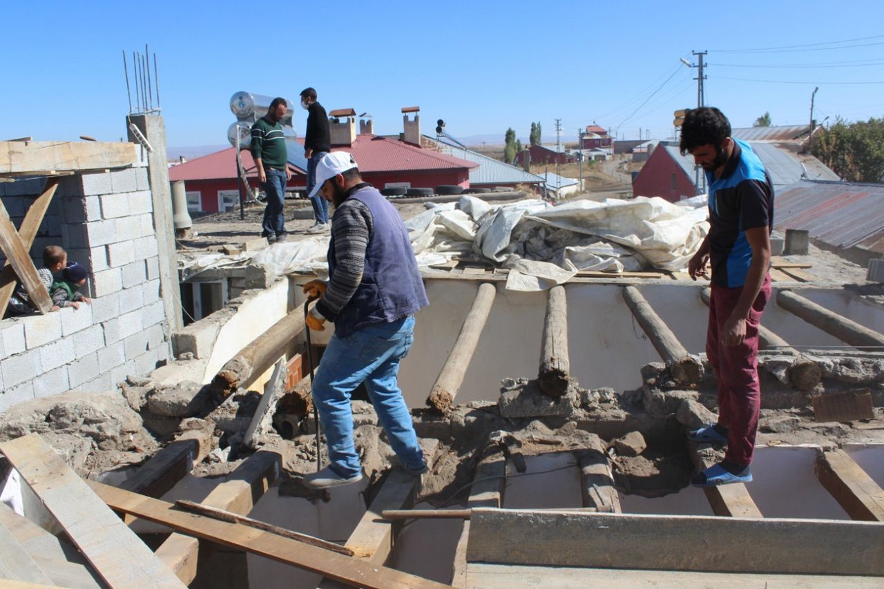 Evine yılanların yuva yaptığını iddia eden vatandaş yardım bekliyor! 4