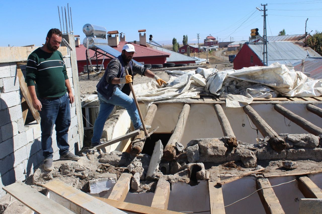Evine yılanların yuva yaptığını iddia eden vatandaş yardım bekliyor! 8