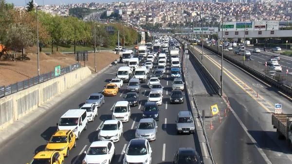 Edirnekapı'da üst geçitten D-100'e atlayan kişi öldü! 6