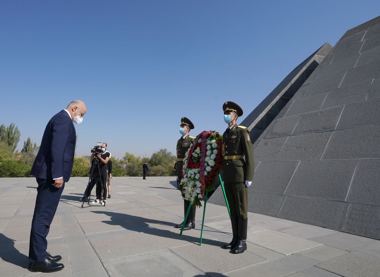 Dendias'tan Sözde soykırım anıtına ziyaret 4