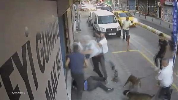 Kadıköy'de taksicilerle köpekli genç kavga etti! 2