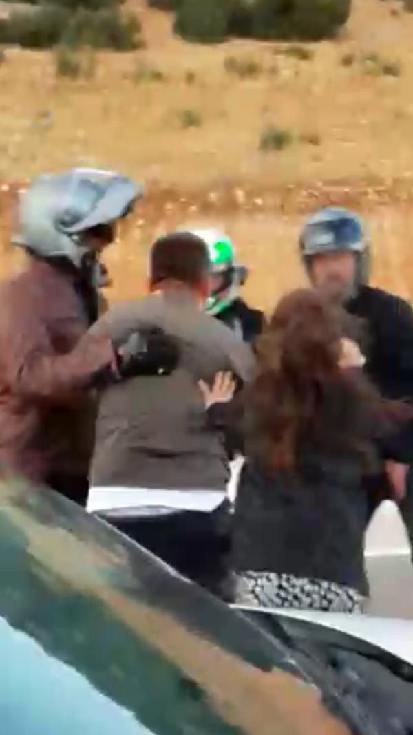 Motosikletli grup, otomobil sürücüsünü çocuklarının gözü önünde dövdü! 1