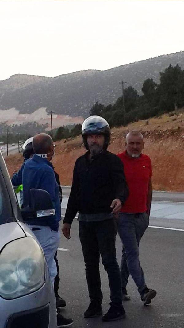 Motosikletli grup, otomobil sürücüsünü çocuklarının gözü önünde dövdü! 2