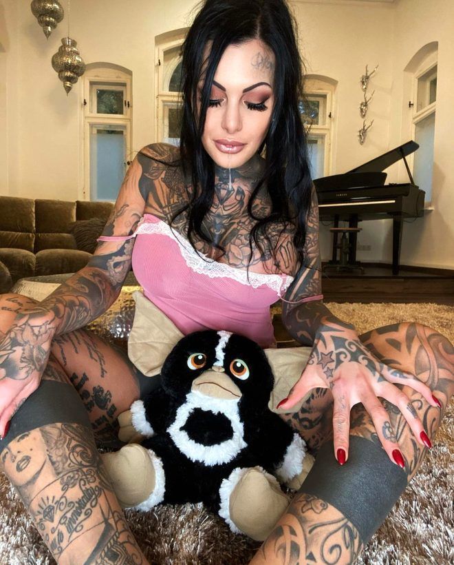 Çıplak fotoğraflarını satan modeli şaşırtan talep! 10