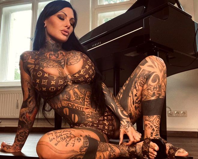 Çıplak fotoğraflarını satan modeli şaşırtan talep! 8