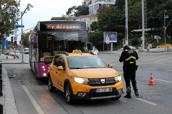 İstanbul'da toplu taşımada sosyal mesafe ihlali! 11