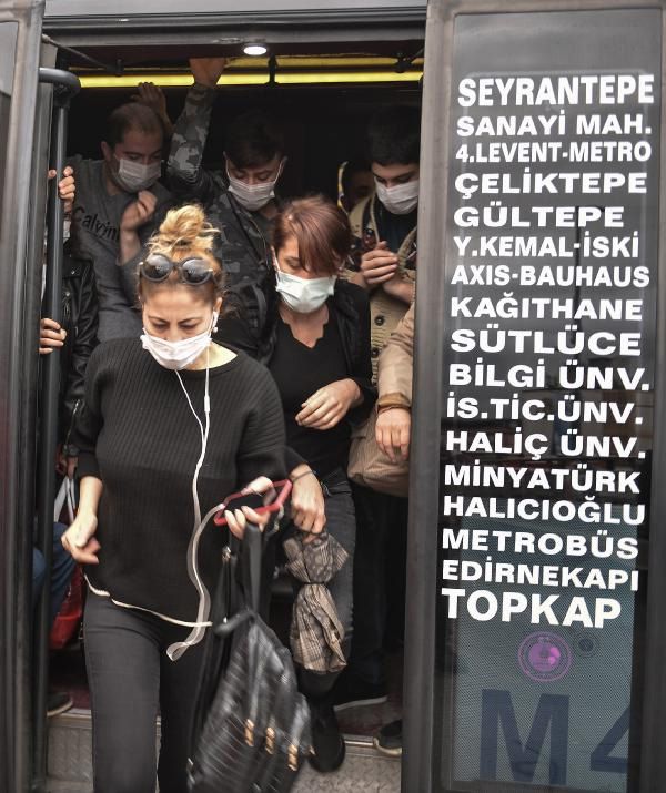 İstanbul'da toplu taşımada sosyal mesafe ihlali! 2
