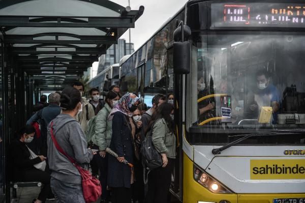 İstanbul'da toplu taşımada sosyal mesafe ihlali! 5