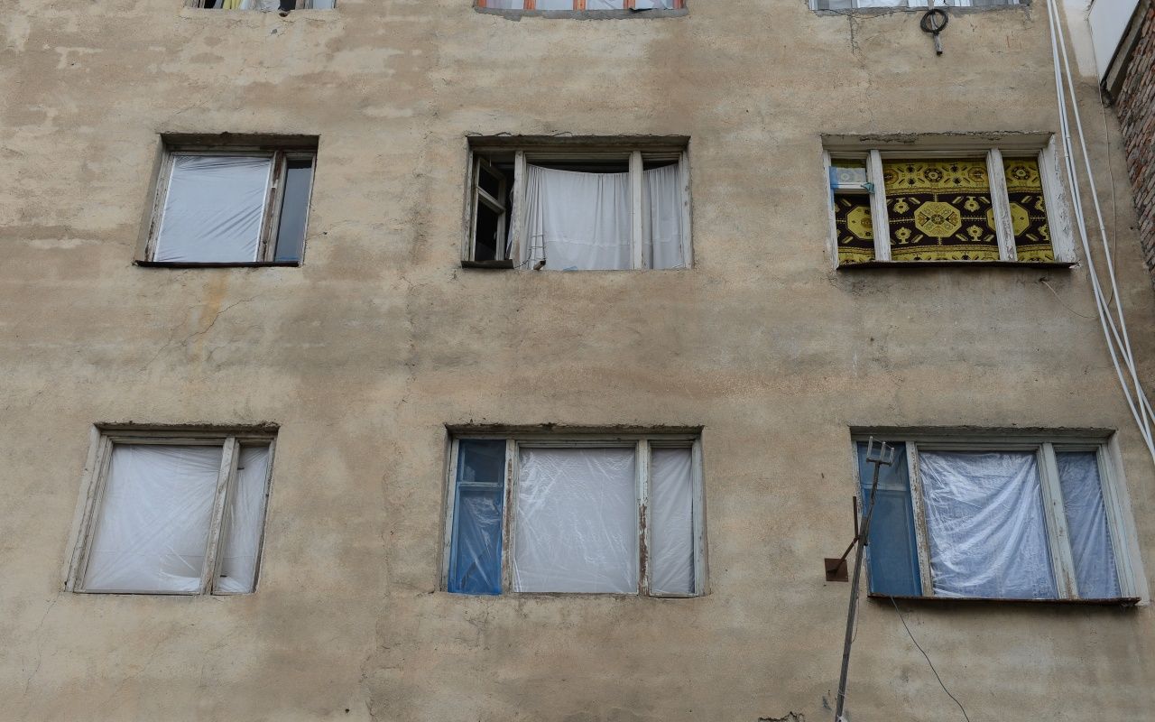 Genceliler soğuk ve yağmurdan böyle korunuyor 13