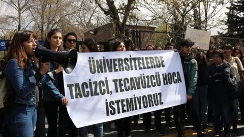 Üniversitedeki taciz skandalında öğrenciler yaşadıklarını anlattı: Omzumdan kalçama kadar elledi 4