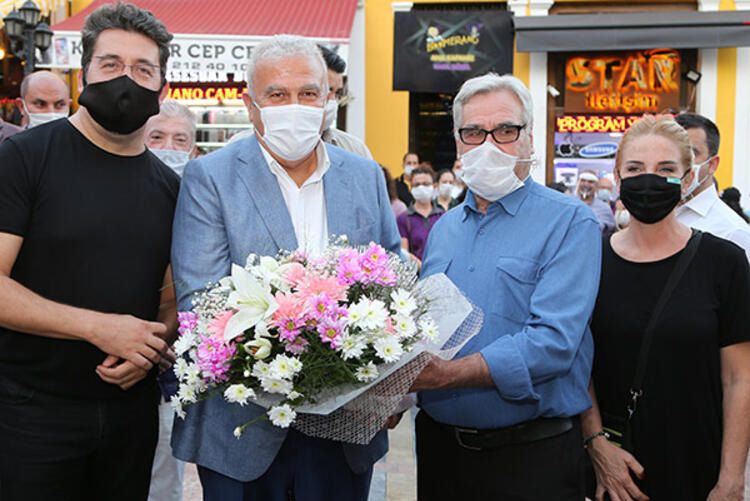 Ünlü oyuncularla fotoğraf çektiren muhtarın korona testi pozitif çıktı! 5