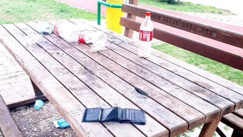 Masada bıraktığı çöpleri toplamak şartını yerine getirdi, unuttuğu kimliğini aldı! 2