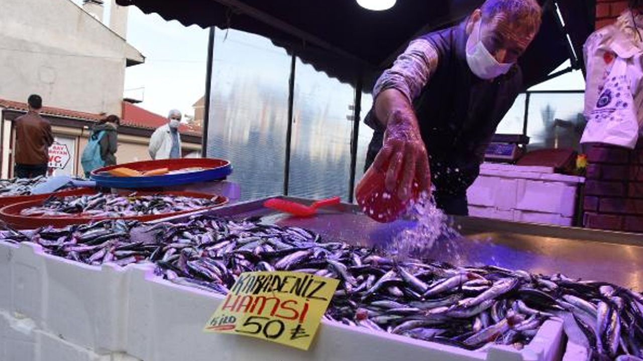 Hamsinin kilosu 50 liraya çıktı, fiyatı gören tezgahtan döndü 1
