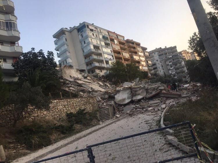 Bursa'da 9 katlı bina çöktü 1