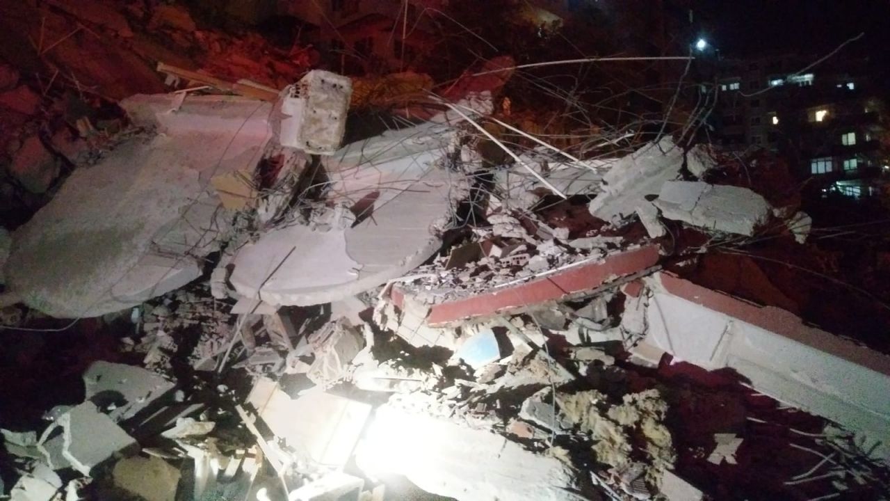 Bursa'da 9 katlı bina çöktü 2