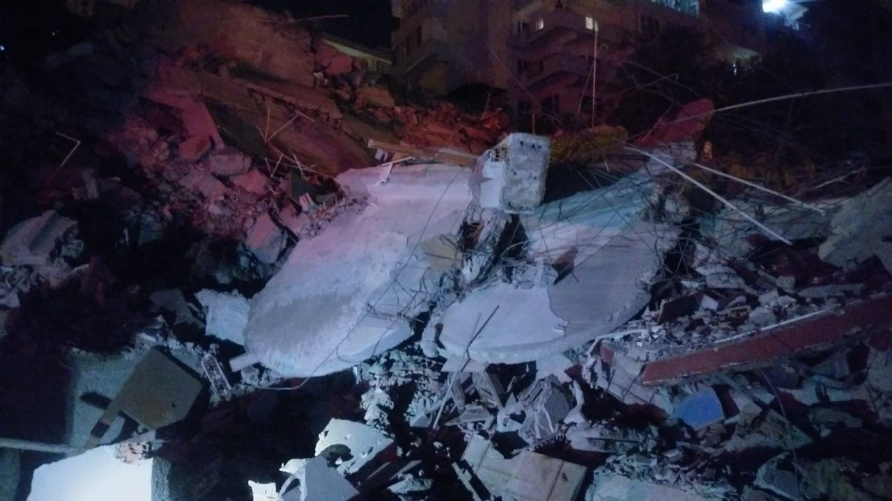 Bursa'da 9 katlı bina çöktü 3