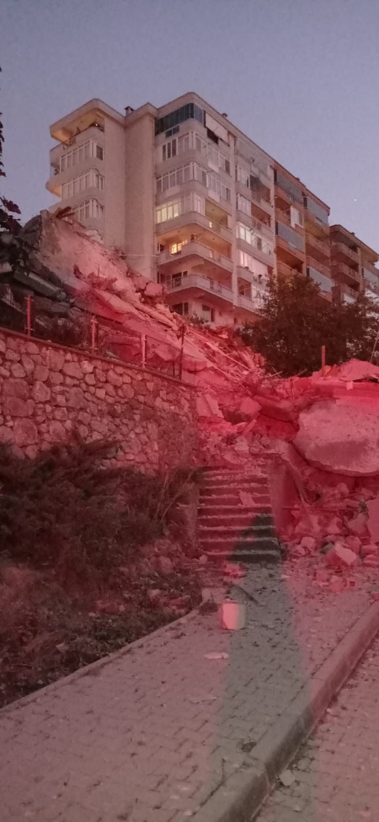 Bursa'da 9 katlı bina çöktü 4