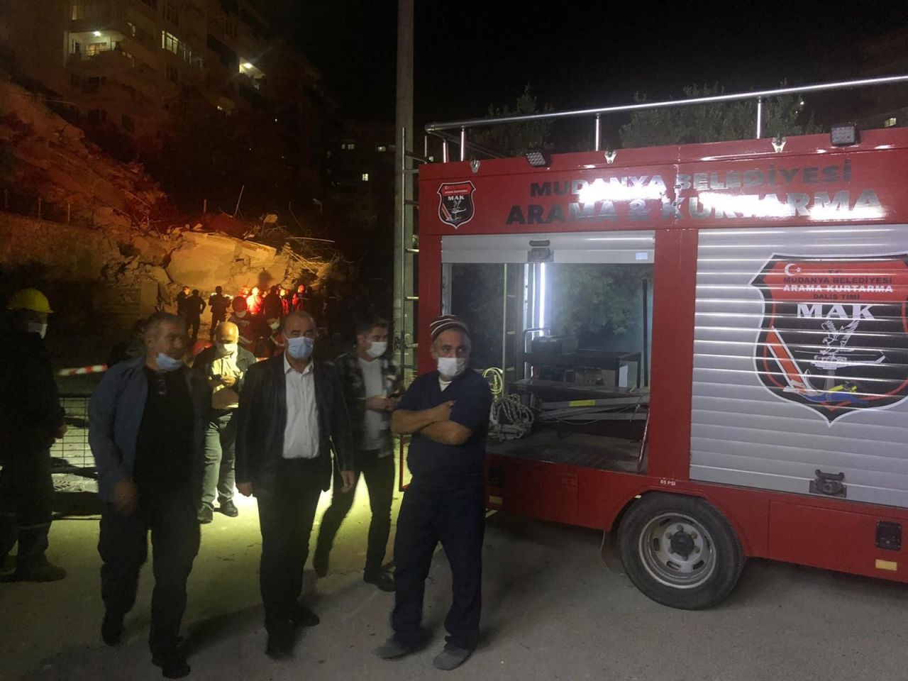 Bursa'da 9 katlı bina çöktü 10