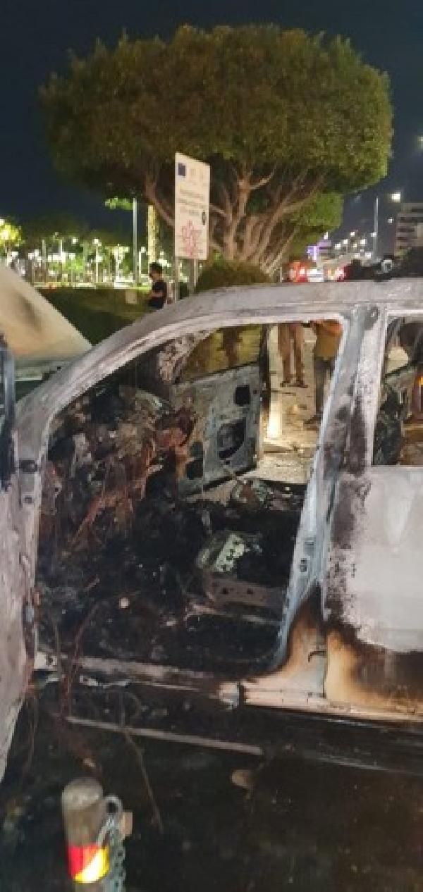 Güney Kıbrıs'ta halk sokağa döküldü 2