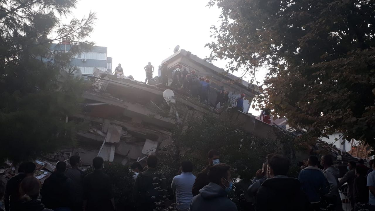 17 binada arama kurtarma çalışmaları sürüyor 18