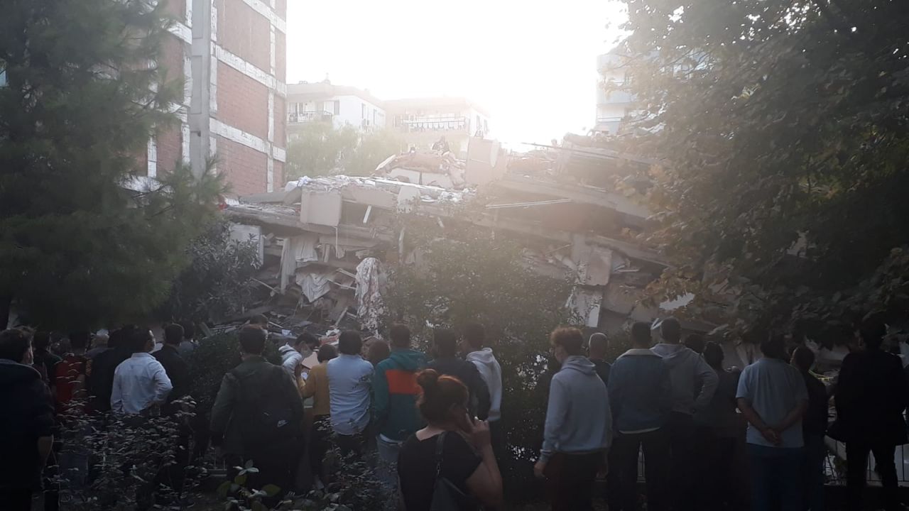 17 binada arama kurtarma çalışmaları sürüyor 13