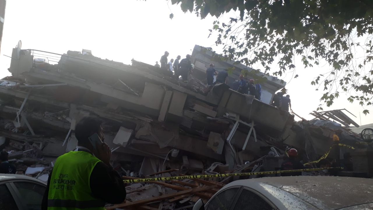 17 binada arama kurtarma çalışmaları sürüyor 21