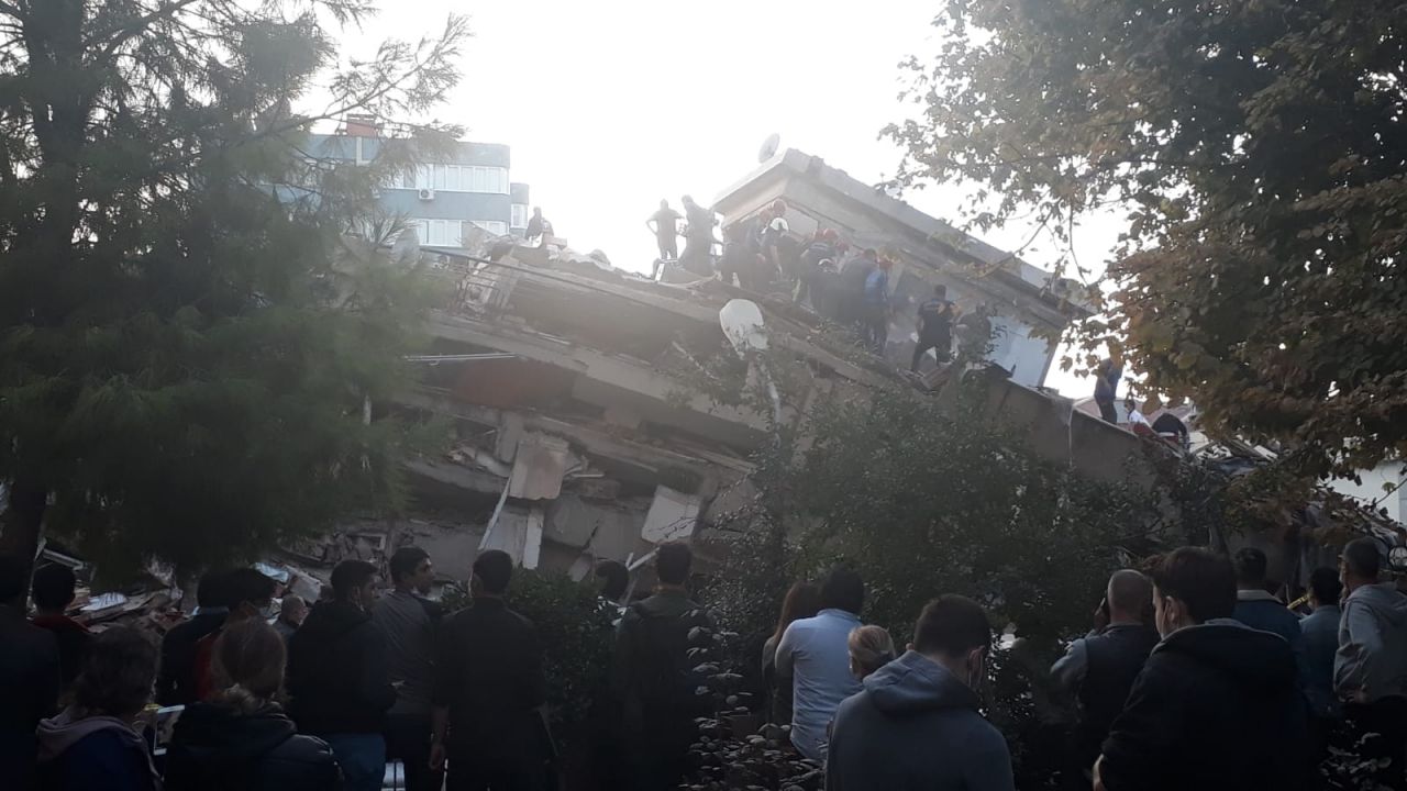 17 binada arama kurtarma çalışmaları sürüyor 9