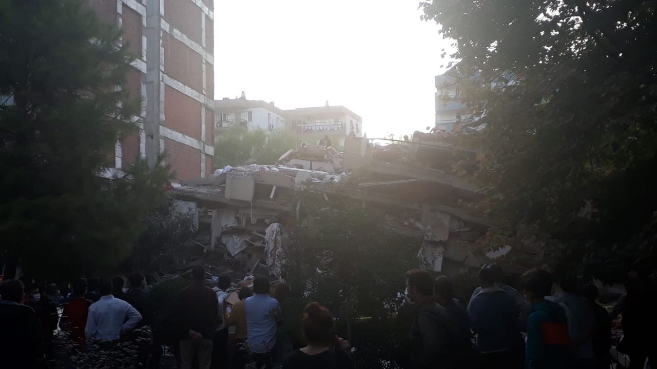 17 binada arama kurtarma çalışmaları sürüyor 11