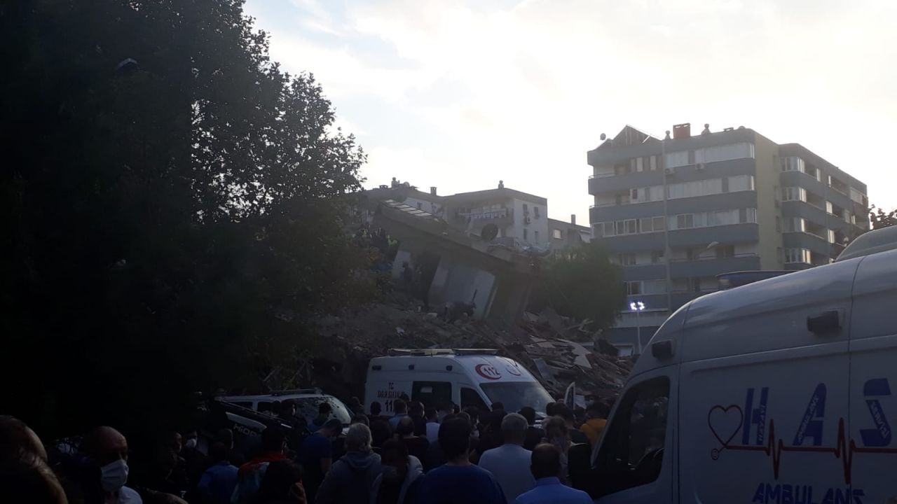 17 binada arama kurtarma çalışmaları sürüyor 12