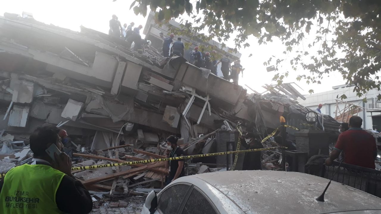 17 binada arama kurtarma çalışmaları sürüyor 7