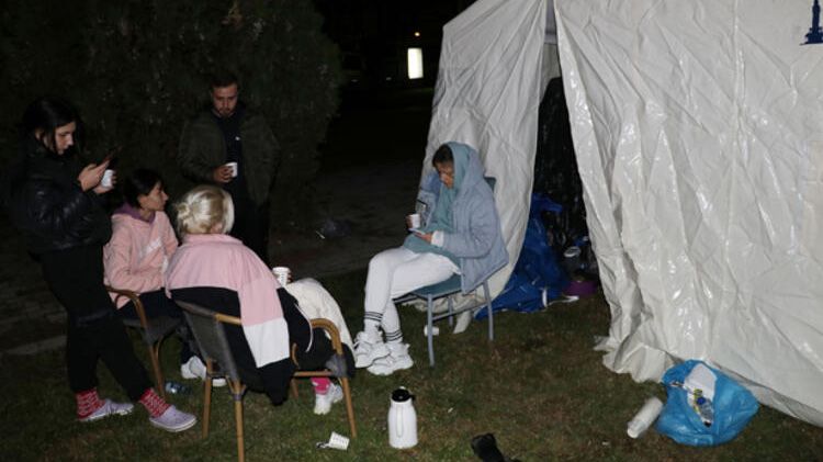 İzmirliler geceyi sokakta geçirdi! 15