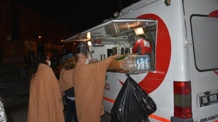 İzmirliler geceyi sokakta geçirdi! 6