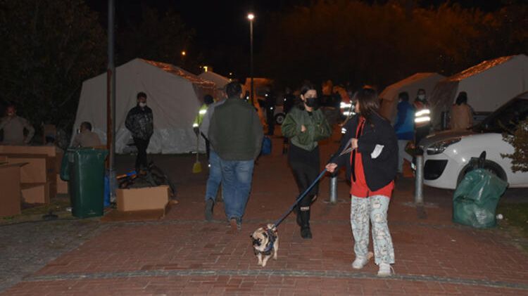 İzmirliler geceyi sokakta geçirdi! 9