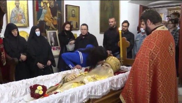 Koronadan ölen piskoposa öpücüklü veda 4