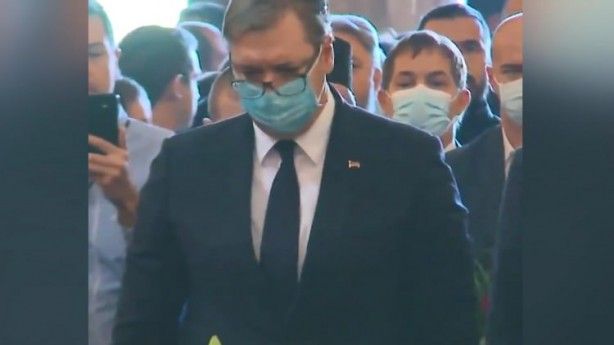 Koronadan ölen piskoposa öpücüklü veda 5