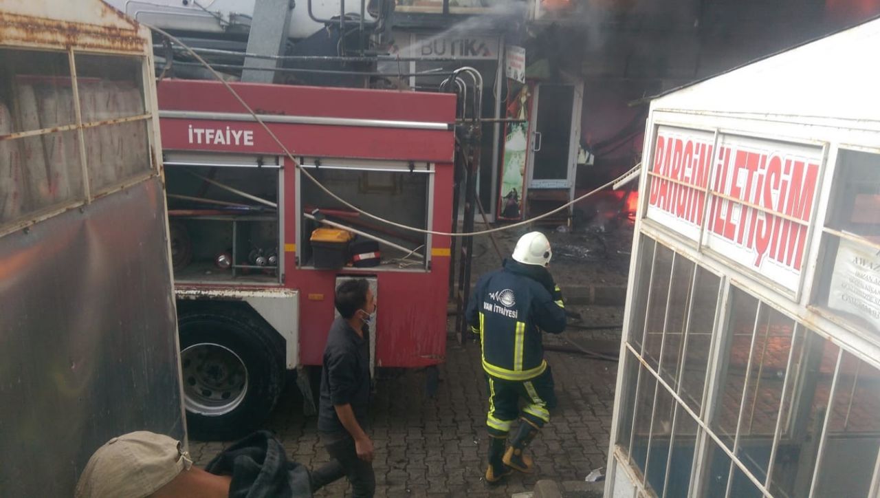 Van'da halk pazarında büyük yangın 3