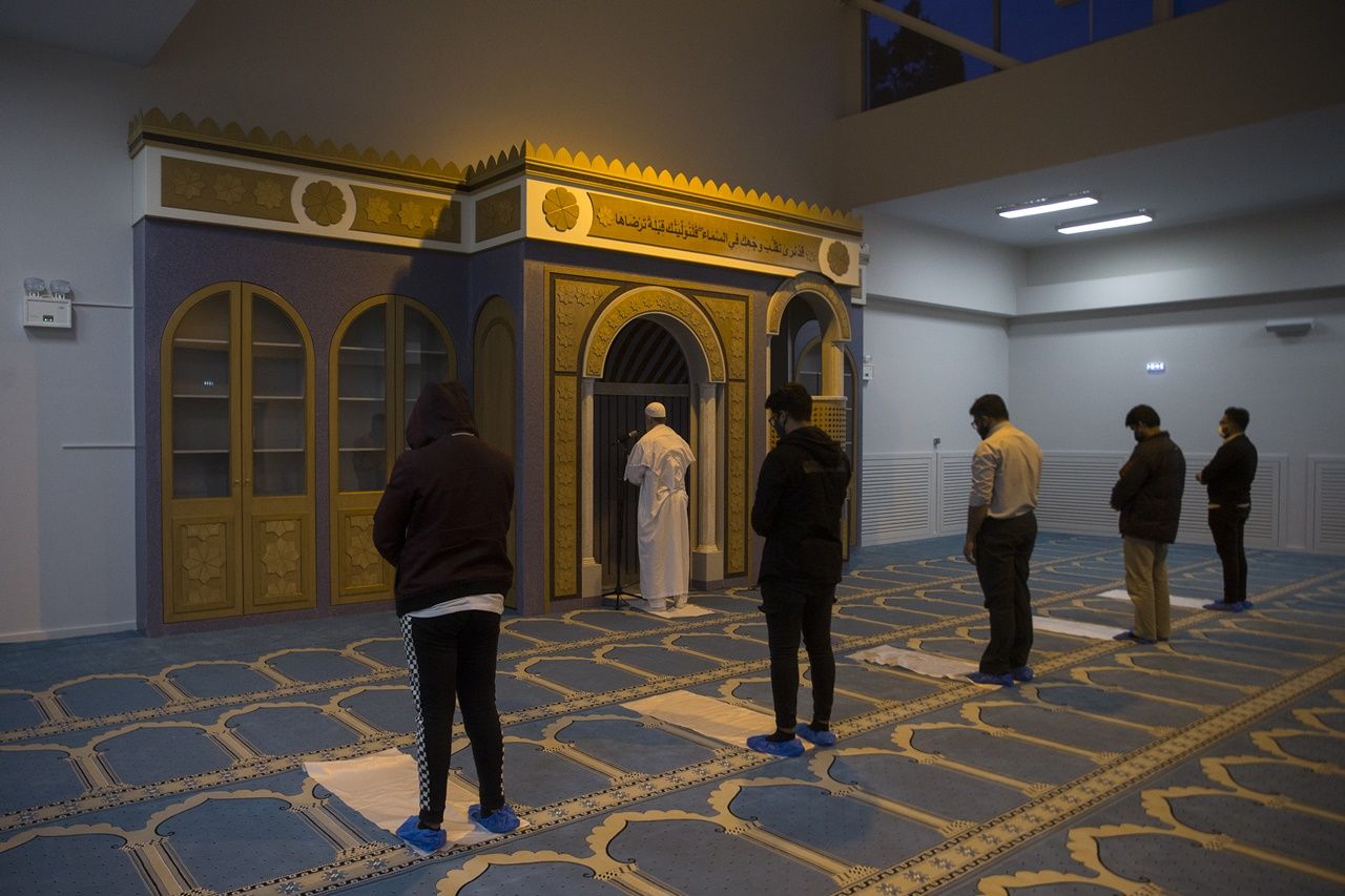 Atina'daki ilk cami ibadete açıldı 8