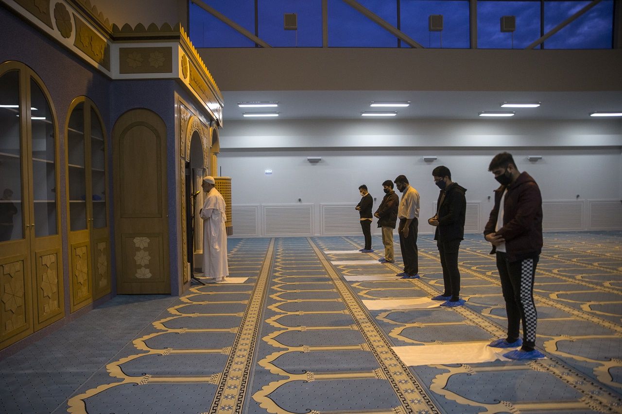 Atina'daki ilk cami ibadete açıldı 10