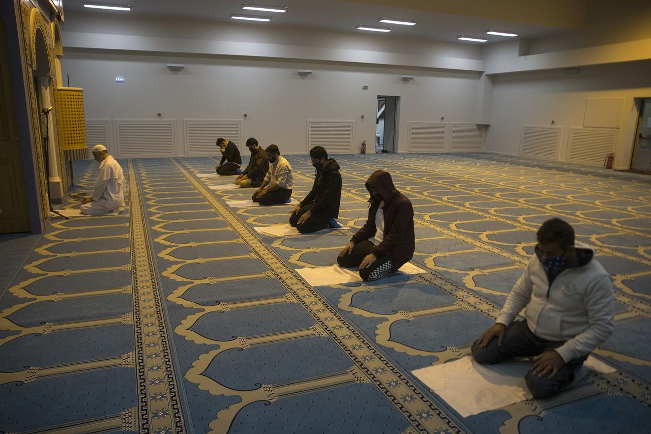 Atina'daki ilk cami ibadete açıldı 11