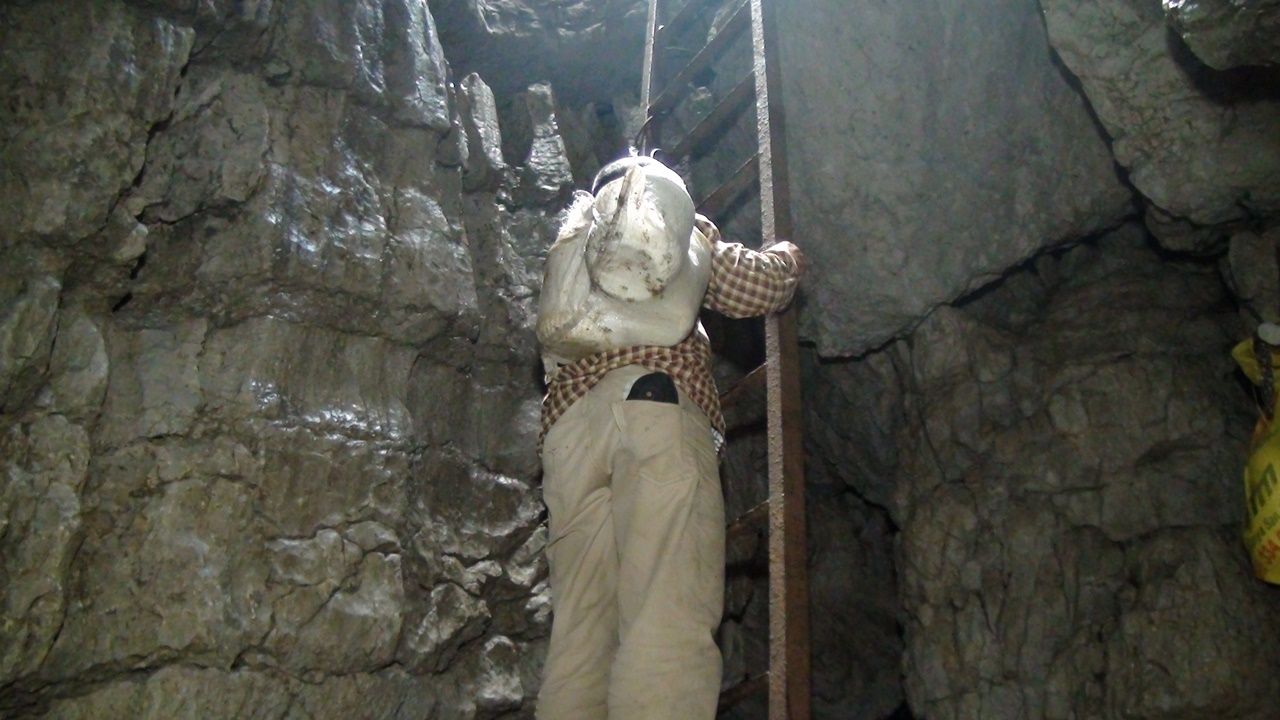 Kişiye özel üretip obrukta saklıyorlar 12
