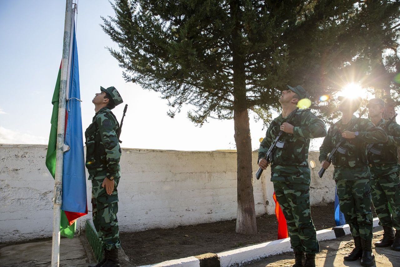 Azerbaycan bayrağı böyle göndere çekildi 3