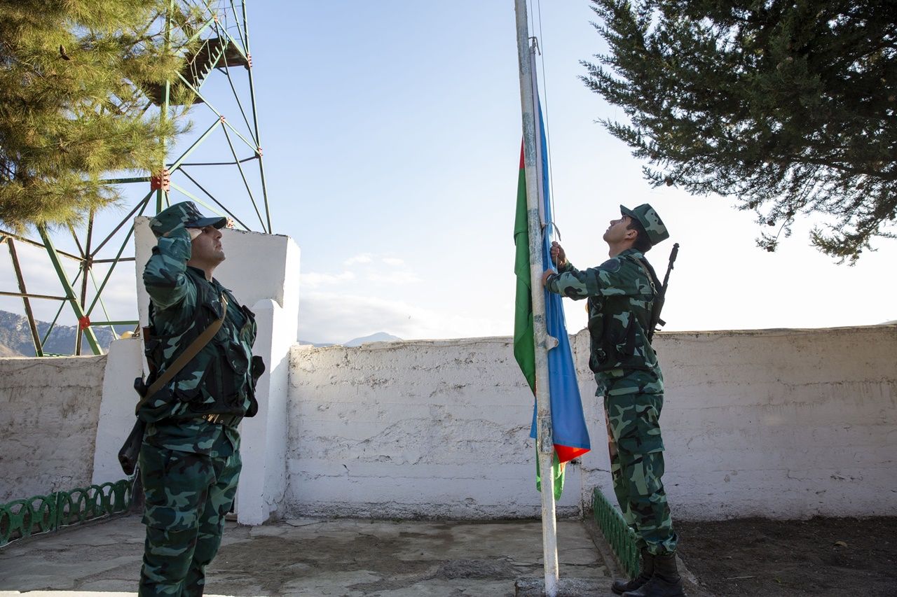 Azerbaycan bayrağı böyle göndere çekildi 4