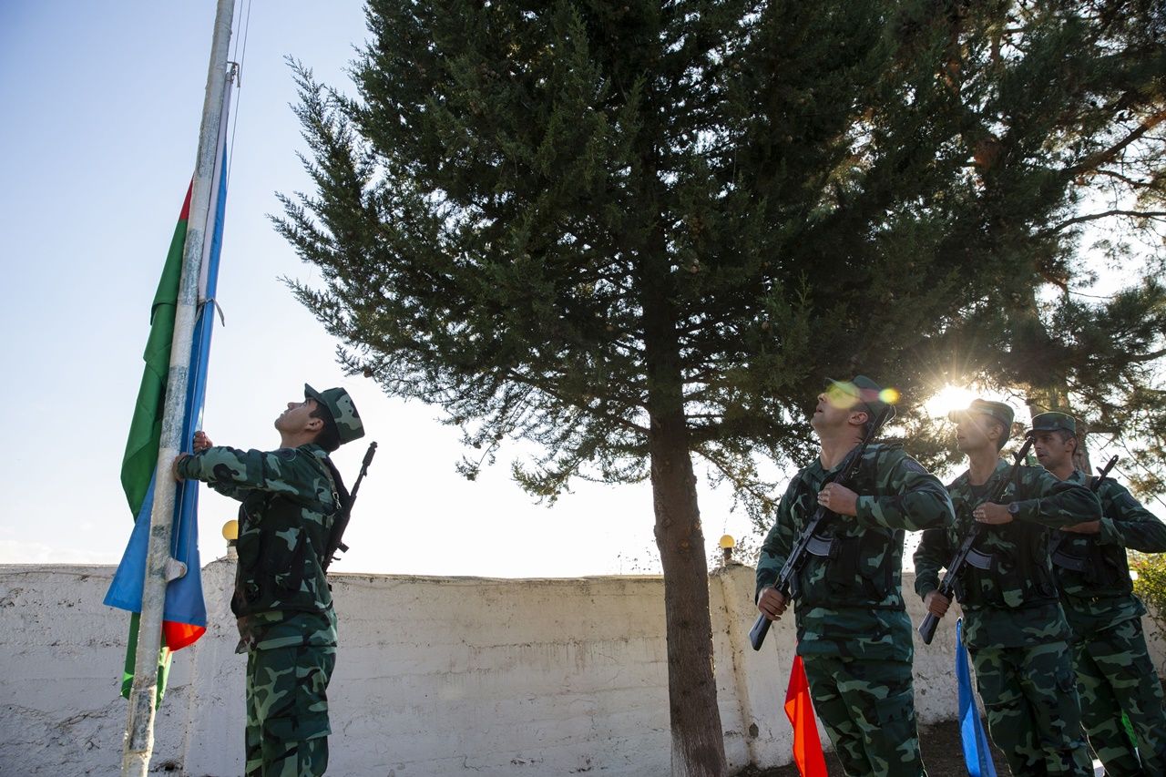 Azerbaycan bayrağı böyle göndere çekildi 5
