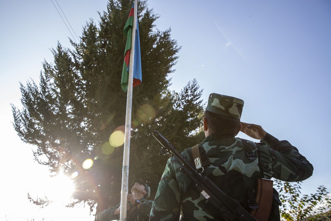 Azerbaycan bayrağı böyle göndere çekildi 6
